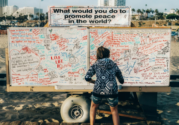 收费亭前,被重新书写的节庆叙事 收费亭前,被重新书写的节庆叙事