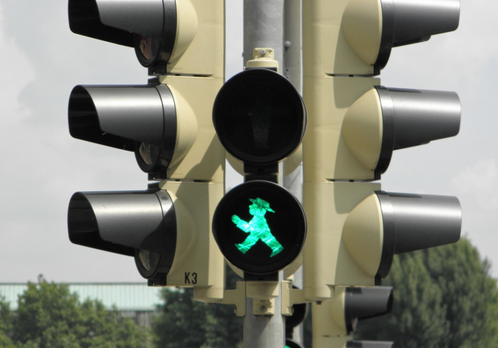 铅山的红灯时刻，当交通信号成为社会治理的隐喻