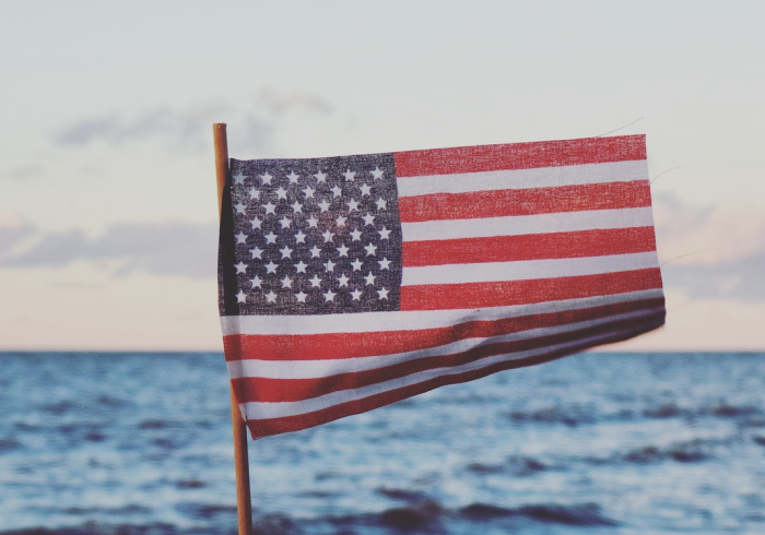 美国疫情再起，44个州疫情反弹的地理分布与深层解析