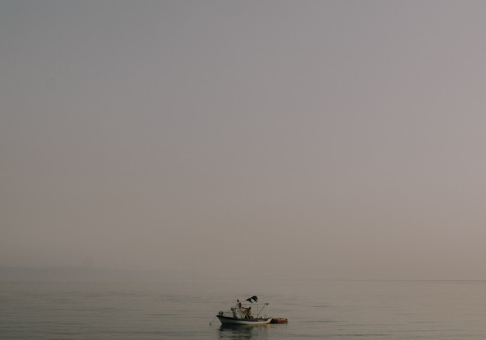 人生如舟行雾海,我们皆是那执桨的旅人。前方是茫茫不可知,身后是已逝的波澜。命运的迷雾永远笼罩在时间的河流上,让每一次选择都成为穿过雾霭的尝试,让每一个结局都带着若隐若现的神秘 人生如舟行雾海,我们皆是那执桨的旅人。前方是茫茫不可知,身后是已逝的波澜。命运的迷雾永远笼罩在时间的河流上,让每一次选择都成为穿过雾霭的尝试,让每一个结局都带着若隐若现的神秘