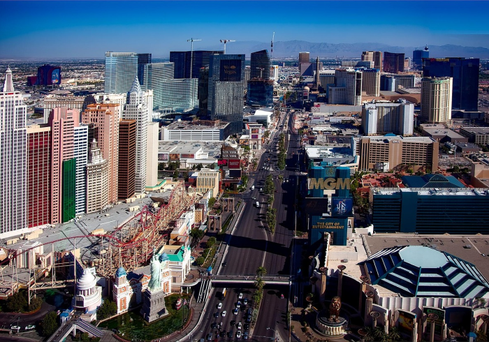 霓虹灯再亮起,2020娱乐场所重启背后的社会心灵史 霓虹灯再亮起,2020娱乐场所重启背后的社会心灵史