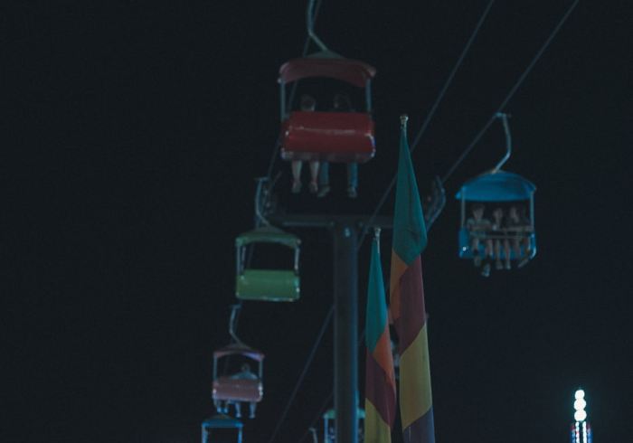 霓虹灯再亮起,2020娱乐场所重启背后的社会心灵史 霓虹灯再亮起,2020娱乐场所重启背后的社会心灵史