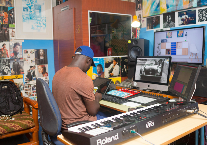 快递中秋,车轮上的团圆与隔屏的思念 快递中秋,车轮上的团圆与隔屏的思念