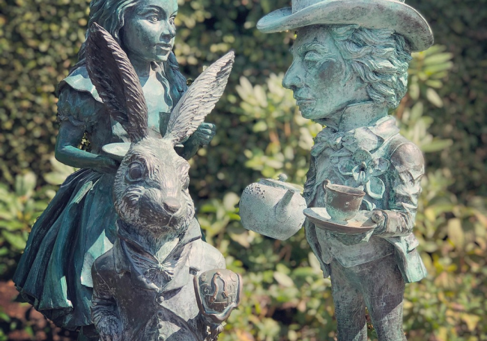 觉醒的迷宫里没有兔子洞，爱丽丝的现代启示录