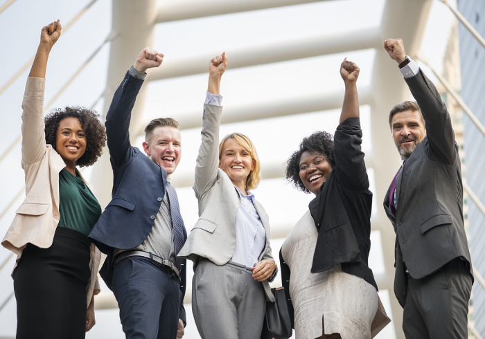 屏幕前的方阵，当观看本身成为一场全民仪式