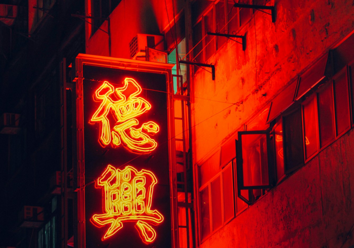 成都东站，售票窗口的灯光，为何在午夜前熄灭？