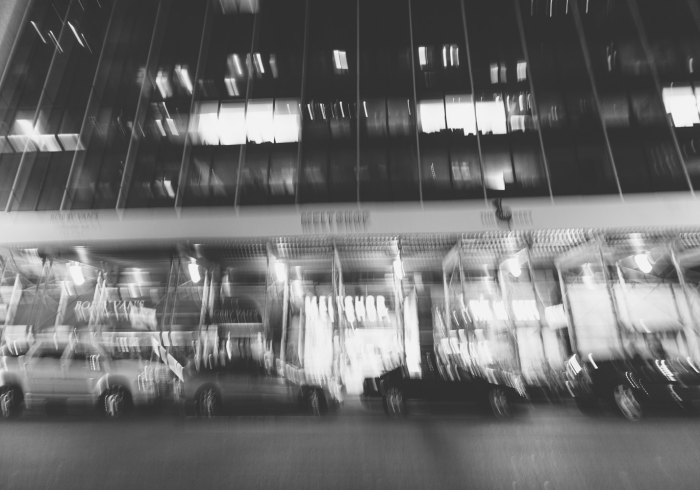 成都东站，售票窗口的灯光，为何在午夜前熄灭？