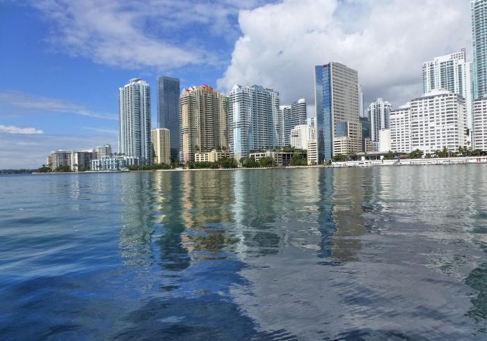 油价涨落间，一座城市的脉动与韧性