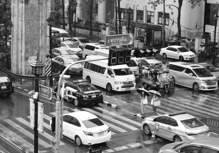 免费高速，为何我们堵在时代十字路口？