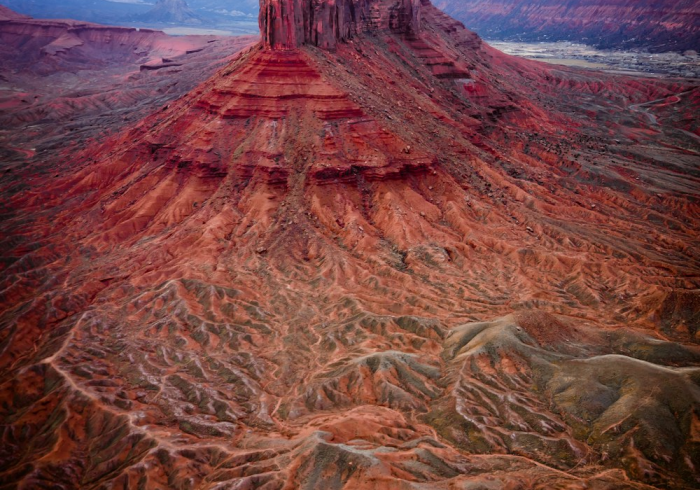 城市与旷野的双面传奇，SUV如何征服世界