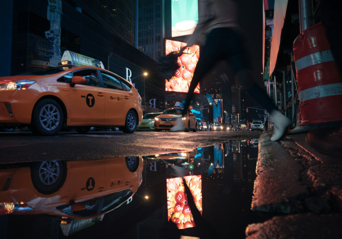 车衣之下,微型电动车的生存美学与时代隐喻 车衣之下,微型电动车的生存美学与时代隐喻