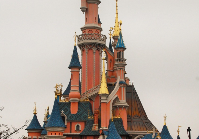 上海迪士尼，当童话城堡遭遇疫情风暴