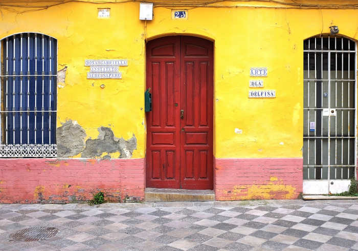 被折叠的七天，一扇门隔开的两个世界