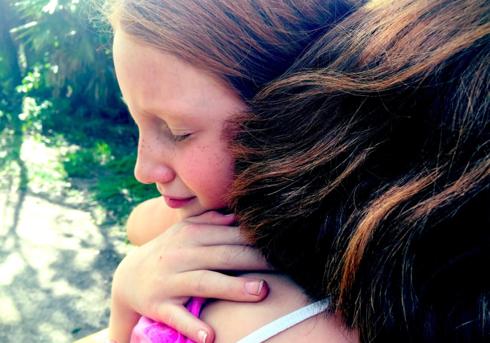 最美的时光，不是被蜜糖包裹的琥珀，而是被泪水浸泡的种子，在记忆的冻土下，悄然裂开的第一道缝隙