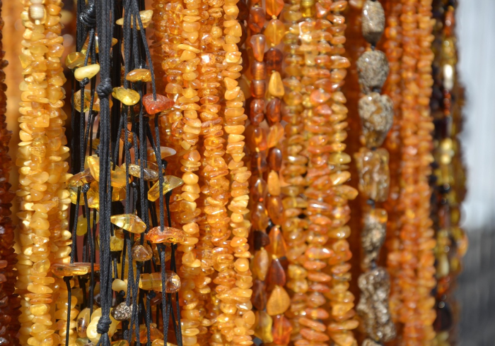 最美的时光，不是被蜜糖包裹的琥珀，而是被泪水浸泡的种子，在记忆的冻土下，悄然裂开的第一道缝隙