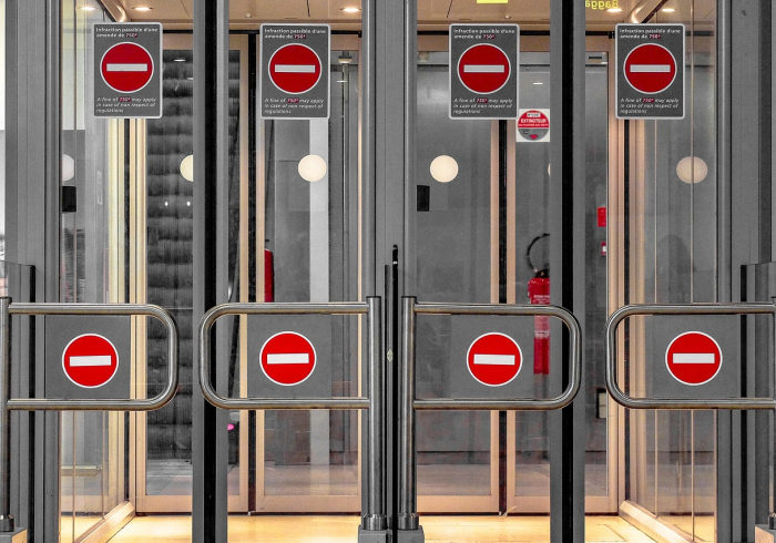 封闭单元门，是安全屏障还是法律雷区？