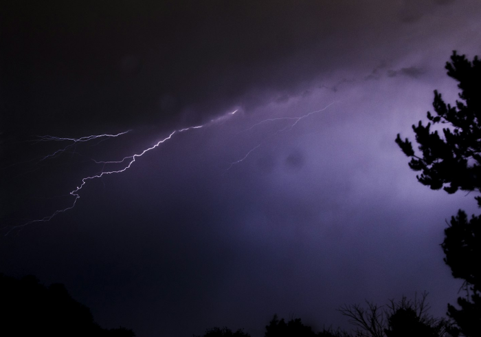 当完美风暴席卷电影天堂,一场数字洪流下的生存与迷失 当完美风暴席卷电影天堂,一场数字洪流下的生存与迷失