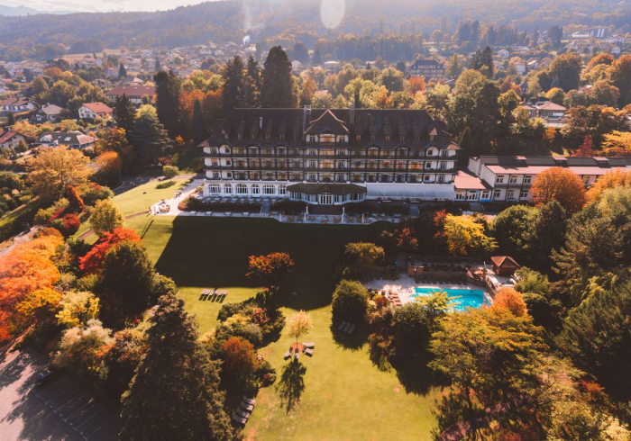 当奥莱遇见乡土,一座小镇的商业与文化变奏 当奥莱遇见乡土,一座小镇的商业与文化变奏