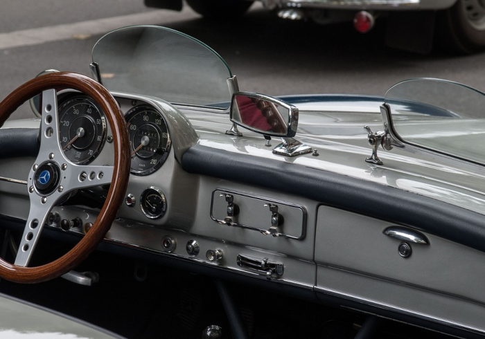 奔驰方向盘上的归途，一辆免税车背后的时代选择