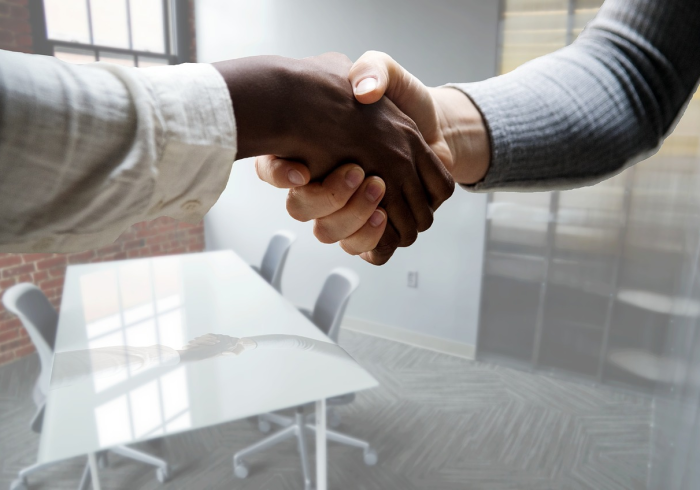 酒吧面试与新冠确诊，当隐私权撞上公共安全，我们该如何选择？