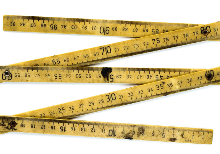 被折叠的春天，2022年四月日历上的空白与重量