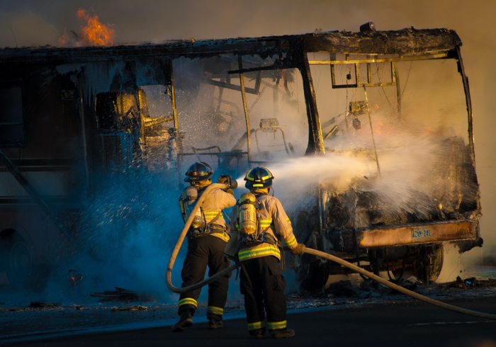 雪夜铁栏，被卡住的，从来不只是身体